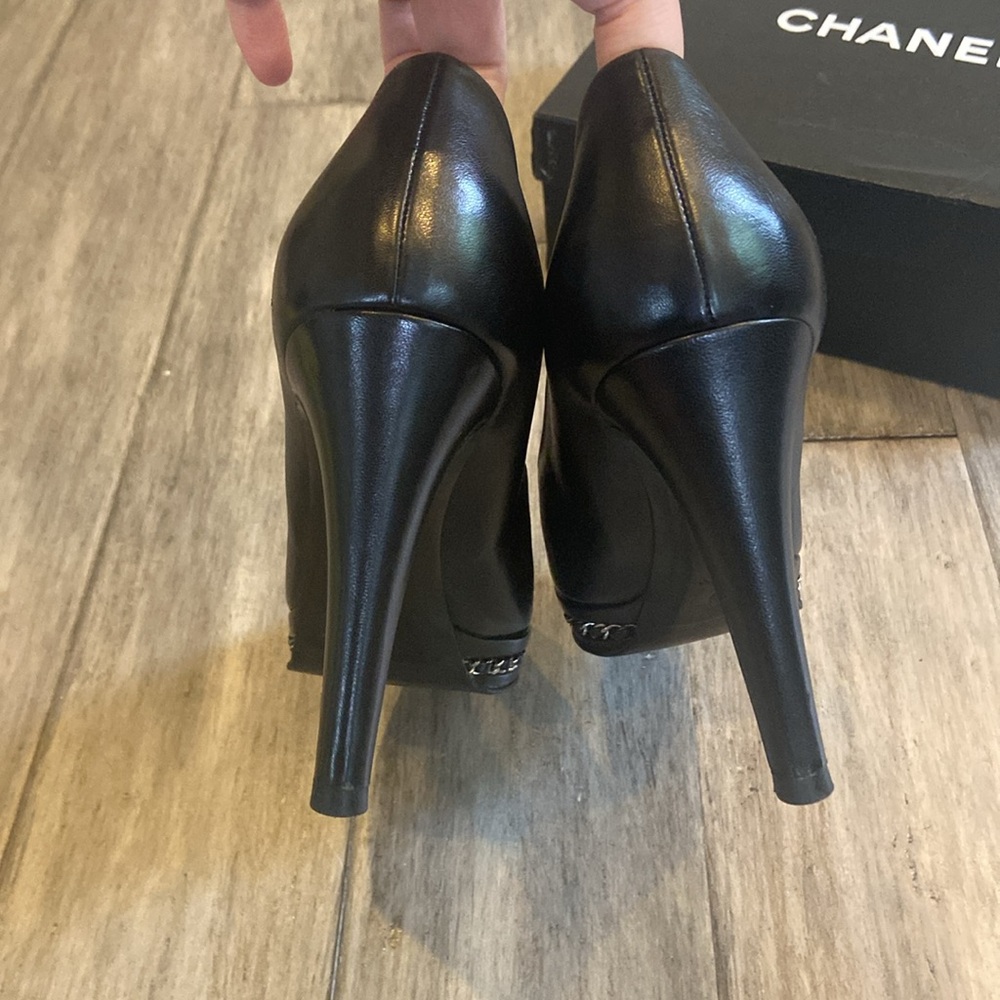 Like new-Chanel Black Lambskin chain platform pumps-42 - Picture 3 of 9